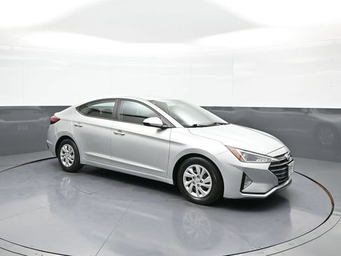 Used 2019 Hyundai Elantra SE w/ Cargo Package FWD image 4
