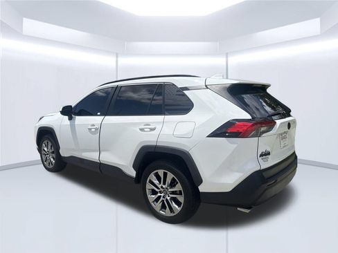 Used 2020 Toyota RAV4 XLE Premium FWD image 7