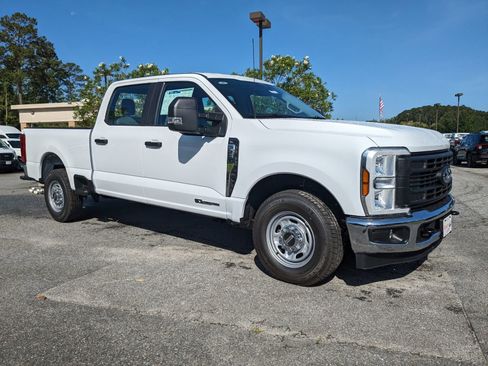 New 2025 Ford F250 XL w/ XL Chrome Package image 2