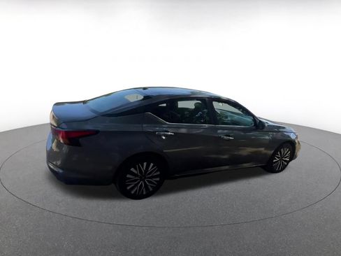 Used 2025 Nissan Altima 2.5 SV FWD image 15