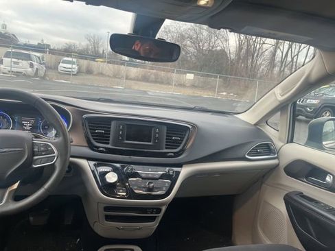 Used 2017 Chrysler Pacifica Touring image 17