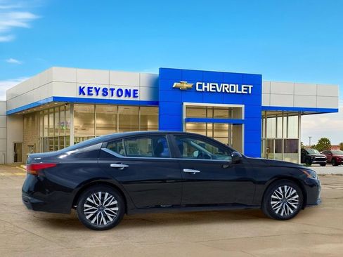 Used 2025 Nissan Altima 2.5 SV FWD image 8