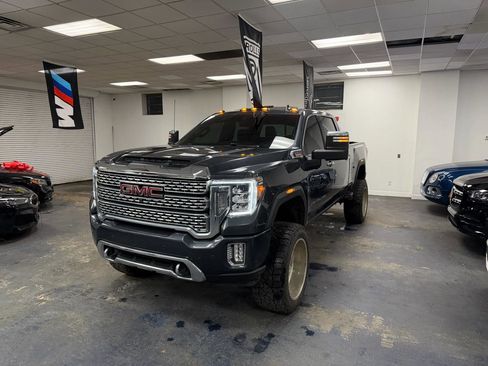 Used 2022 GMC Sierra 3500 Denali AWD/4WD image 2