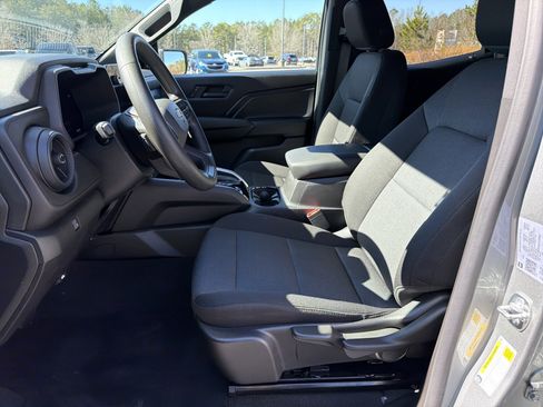 Used 2025 Chevrolet Colorado W/T image 9