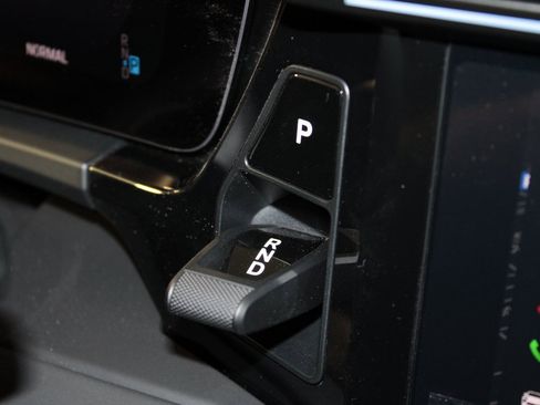 Used 2025 Porsche Macan Turbo Electric image 27