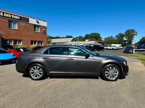 Used 2017 Chrysler 300 Limited w/ Value Package image 4