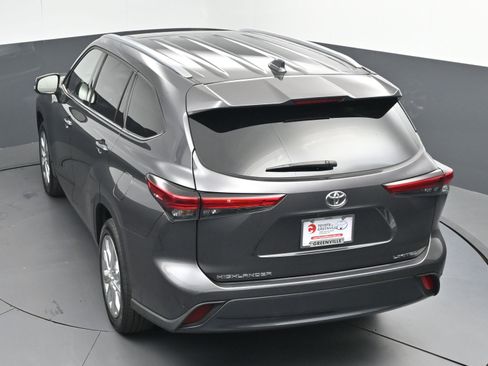 Used 2023 Toyota Highlander L image 37