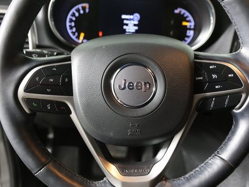 Used 2022 Jeep Grand Cherokee Laredo X image 12