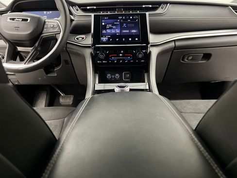 Used 2024 Jeep Grand Cherokee L Laredo image 45