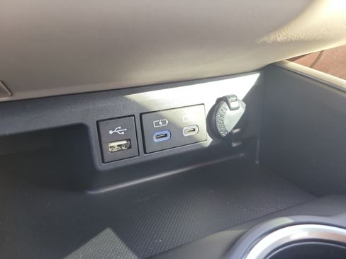 Used 2022 Toyota Highlander XLE FWD image 26