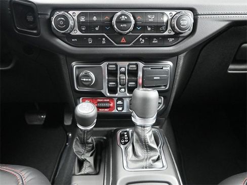 Used 2024 Jeep Wrangler Unlimited Rubicon w/ Capability Package image 13