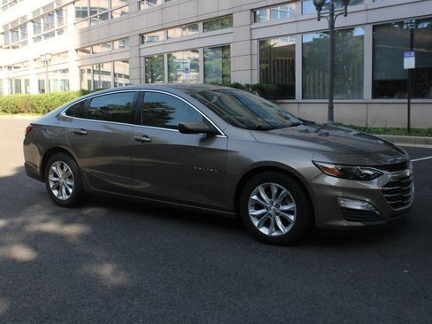 Used 2020 Chevrolet Malibu LT FWD image 2