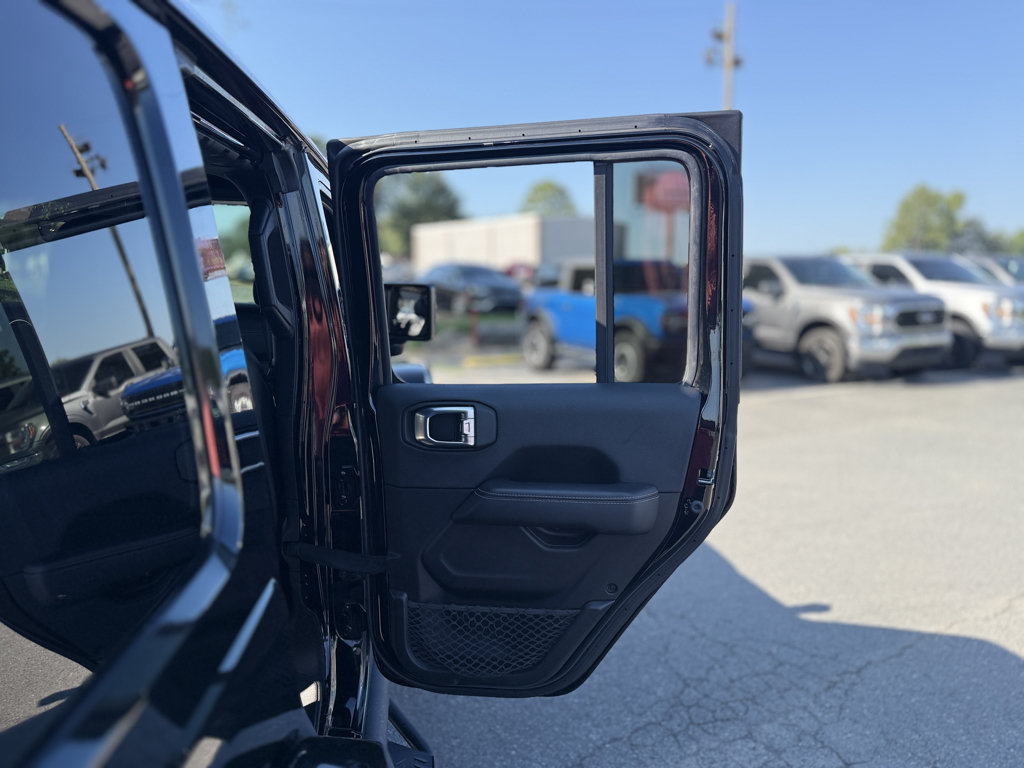 Used 2021 Jeep Wrangler Unlimited Sahara w/ Cold Weather Group AWD/4WD image 30