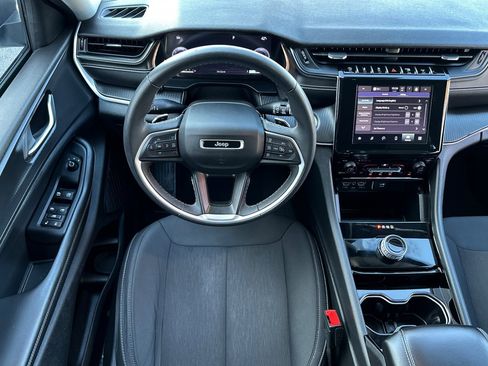 Used 2023 Jeep Grand Cherokee L Laredo image 18