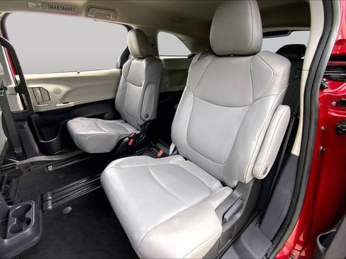 Used 2023 Toyota Sienna XLE FWD image 19