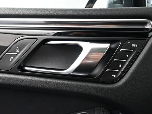 Used 2026 Porsche Macan AWD/4WD image 18