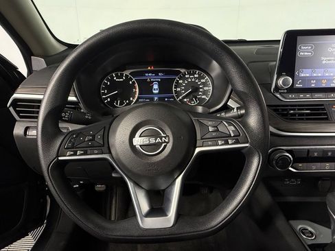 Used 2025 Nissan Altima 2.5 SV FWD image 12