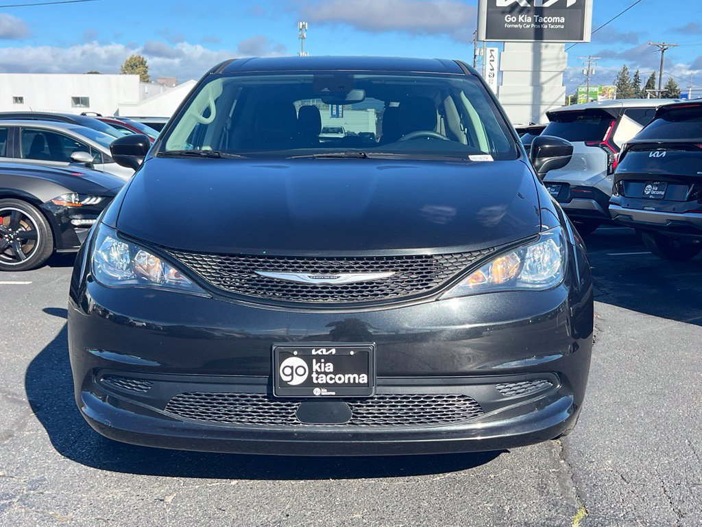 Used 2023 Chrysler Voyager LX FWD image 4
