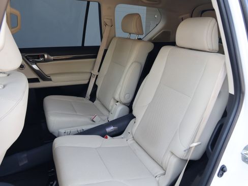 Used 2023 Lexus GX 460 Premium w/ Accessory Package AWD/4WD image 36