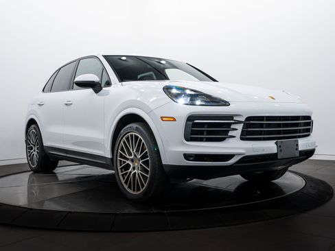 Certified 2022 Porsche Cayenne Platinum Edition image 9