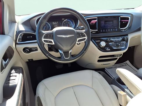 Used 2017 Chrysler Pacifica Touring-L image 5