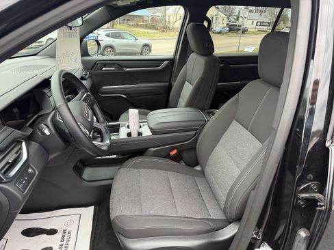 Used 2025 GMC Acadia Elevation image 11