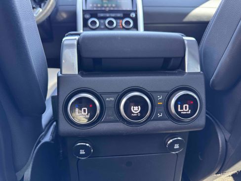 Used 2018 Land Rover Discovery HSE image 16