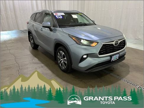 Certified 2024 Toyota Highlander XLE AWD/4WD image 1