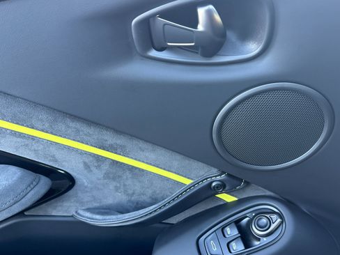 Used 2022 Aston Martin V8 Vantage Coupe image 13