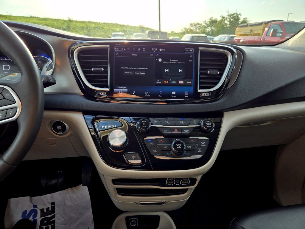 Used 2023 Chrysler Pacifica Touring-L FWD image 20