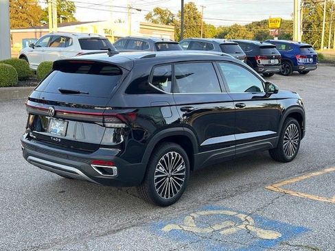 New 2025 Volkswagen Taos SE image 4