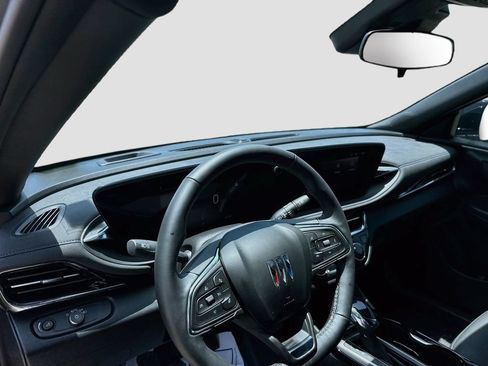 Used 2025 Buick Envista Sport Touring w/ Convenience I Package FWD image 11