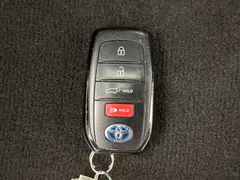 Used 2021 Toyota Venza LE w/ Carpet Mat Package (TMS) image 22