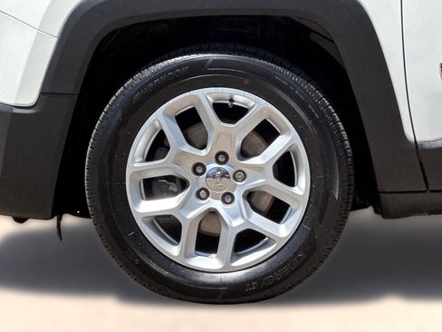Used 2016 Jeep Renegade Latitude FWD image 13