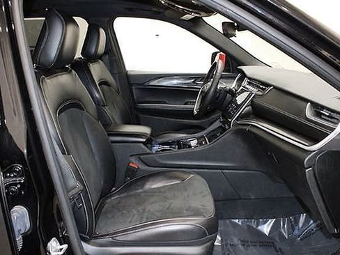 Used 2023 Jeep Grand Cherokee Altitude image 8