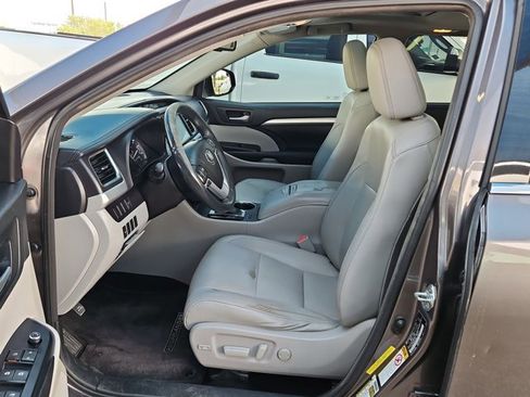 Used 2016 Toyota Highlander XLE AWD/4WD image 22