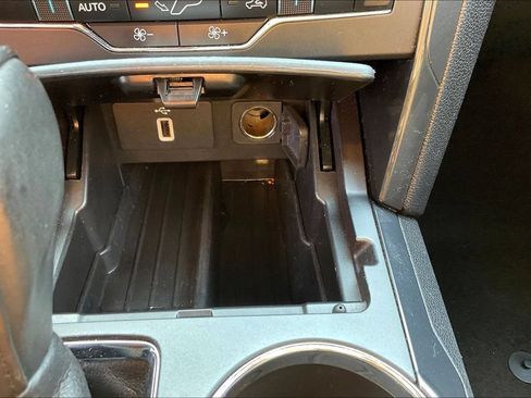 Used 2018 Ford Explorer XLT w/ Equipment Group 201A FWD image 32