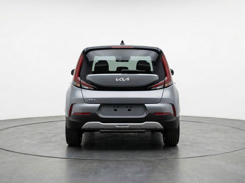 Used 2025 Kia Soul LX w/ LX Technology Package FWD image 7