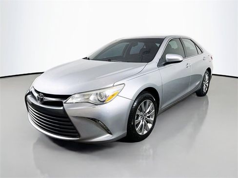 Used 2017 Toyota Camry XLE image 3