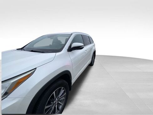 Used 2017 Toyota Highlander XLE image 2