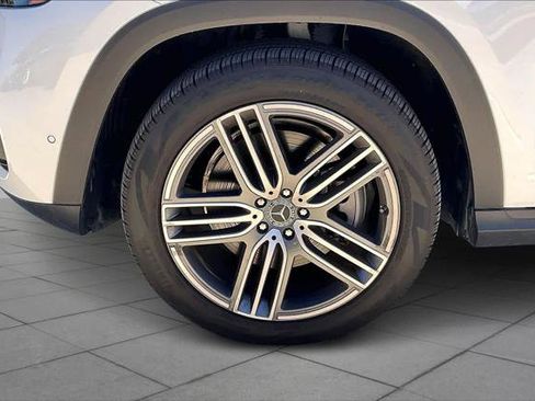 Used 2024 Mercedes-Benz GLS 450 4MATIC image 10