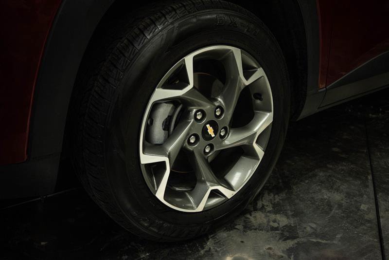 Used 2025 Chevrolet Trax LT FWD image 3