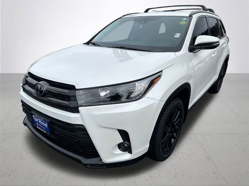 Used 2019 Toyota Highlander SE image 2