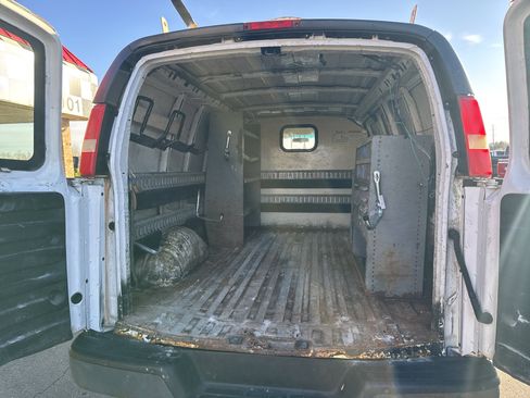 Used 2009 Chevrolet Express 2500 image 28