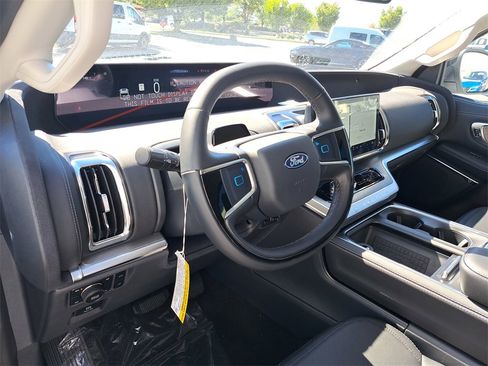 New 2025 Ford Expedition Platinum w/ Driver's Package image 7