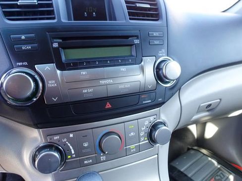 Used 2012 Toyota Highlander FWD image 16