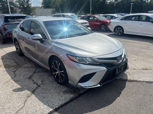 Used 2020 Toyota Camry SE FWD image 2
