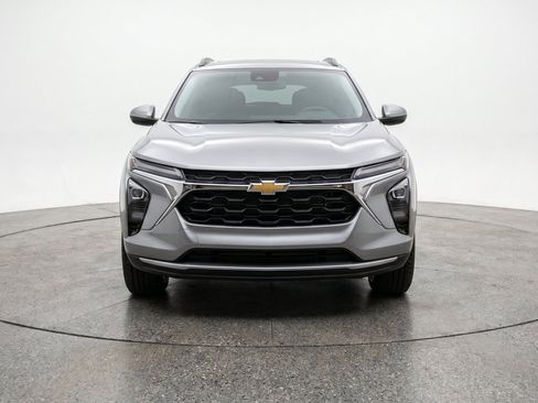 Used 2025 Chevrolet Trax LT w/ LT Convenience Package FWD image 2