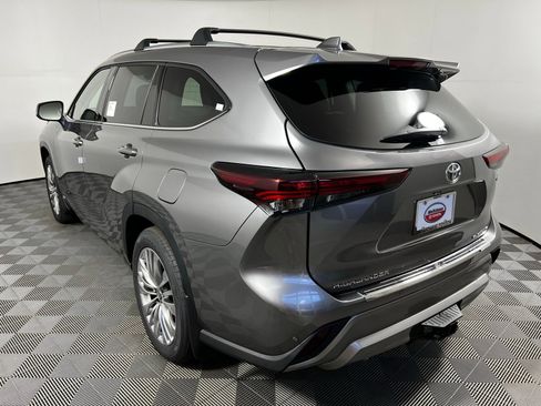 Certified 2026 Toyota Highlander Platinum image 7