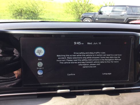 Used 2024 Kia Carnival EX FWD image 20